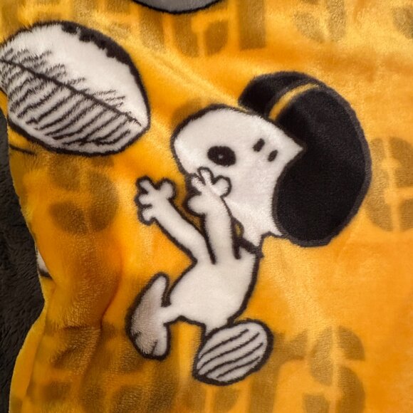 Peanuts NFL Pittsburgh Steelers Snoopy 60" x 70" Super Soft Plush Blanket - Picture 9 of 9